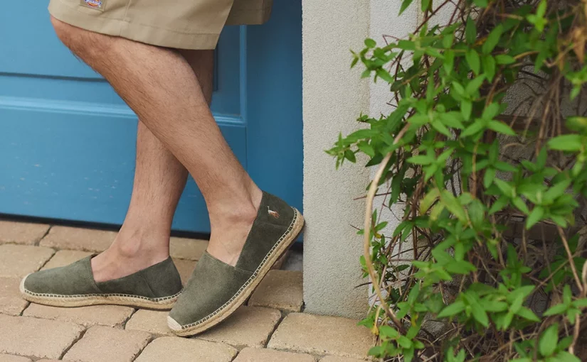 Kakšni čevlji pašejo na moške kratke hlače? Stilski predlogi za poletje