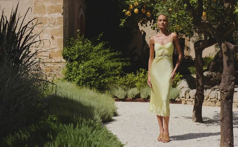 Koktajl obleka – kaj to pomeni in za katere priložnosti je primerna?