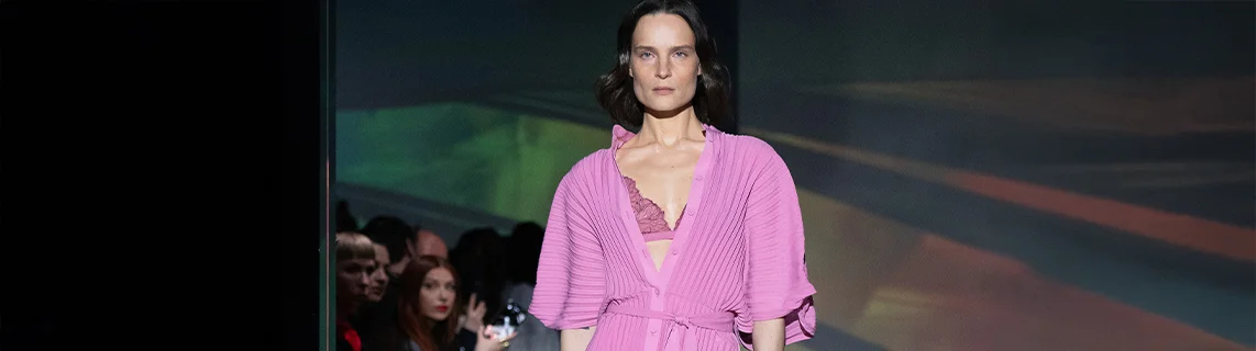 Utrinki z Answear modne revije pomlad/poletje 2026 – Moda v ogledalu čustev