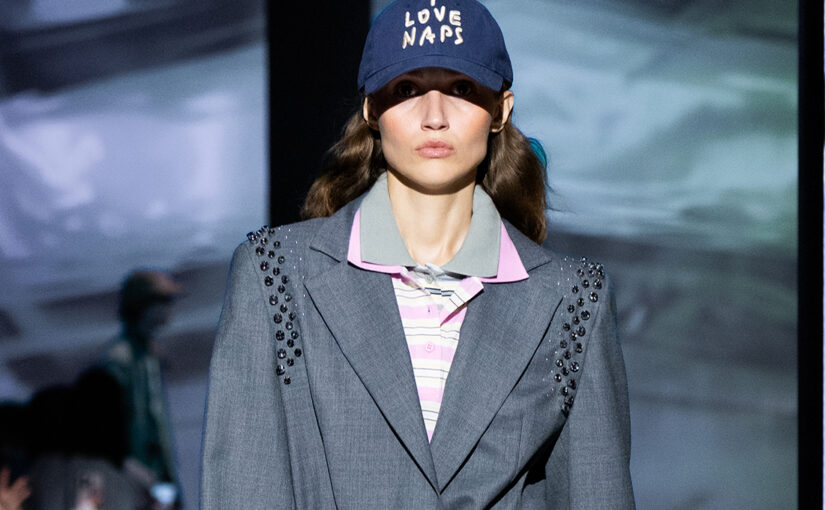 Preppy na novo interpretiran na Answear modni reviji pomlad/poletje 2026 – inteligentna nonšalanca odpira novo sezono